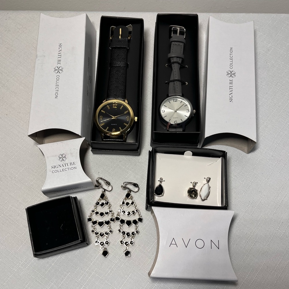 Avon lot 2 Watches 1 chandelier clip-on earring, 3 pendants
New
